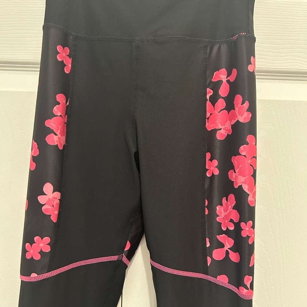 Guess Women athletic Black Leggings with Pink Floral Accents. Size X small. - Picture 4 of 6